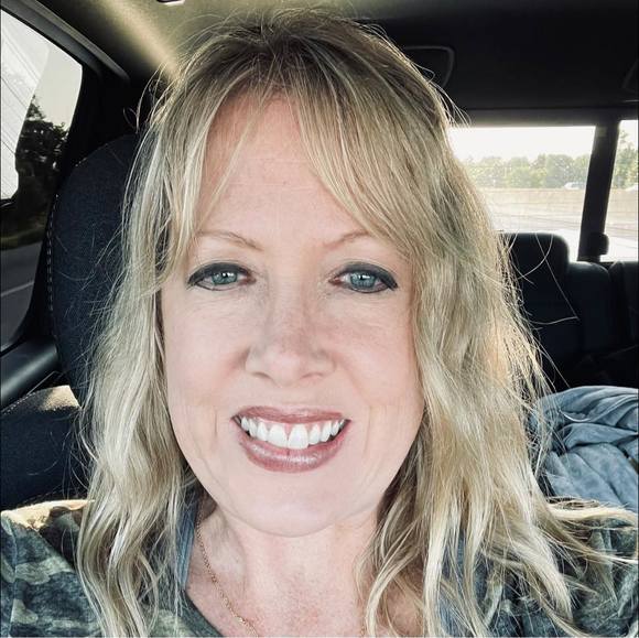 Meet your Posher, Lori - Picture 1 of 1